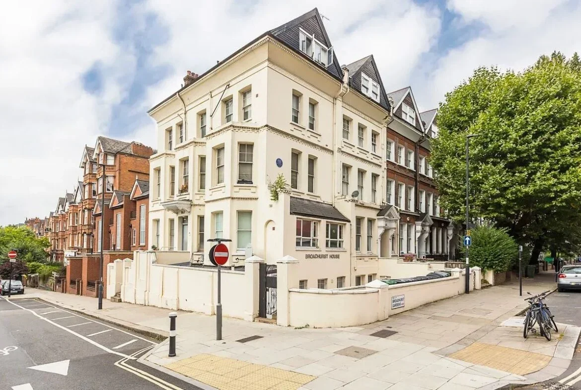 Flat Broadhurst Gardens in Greater London