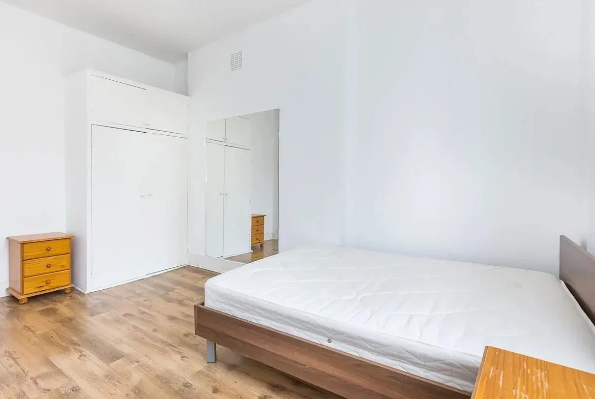 Flat Broadhurst Gardens in Greater London