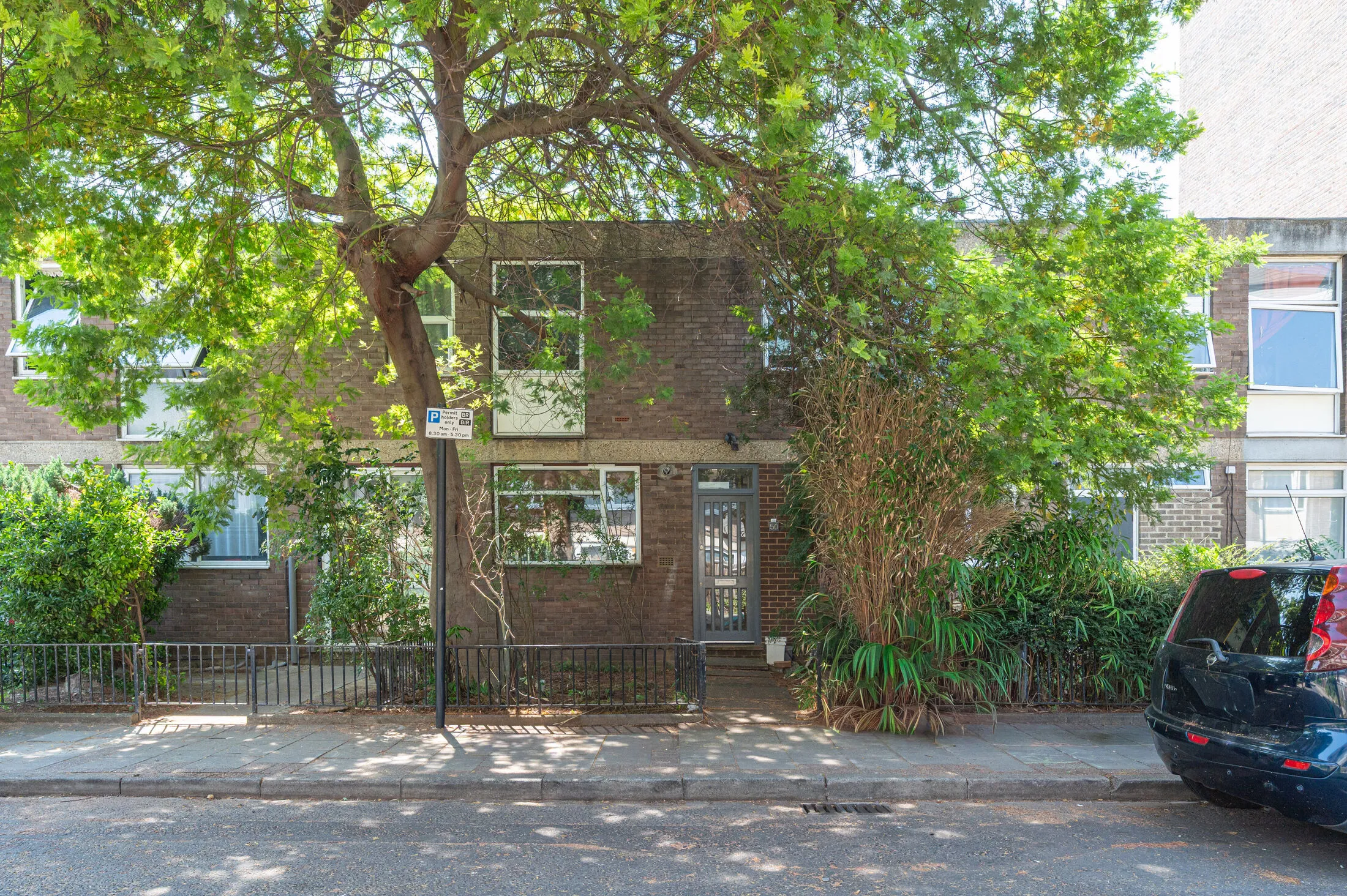House Cottage Grove in Greater London