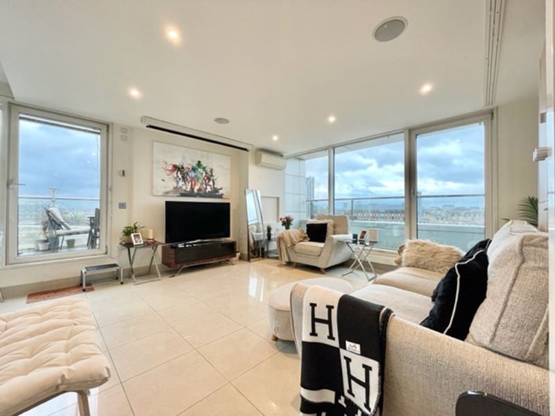 Flat Empire Square South in Greater London