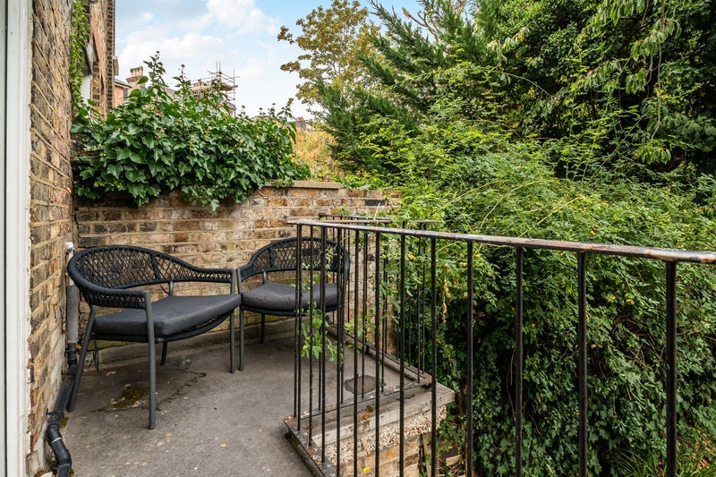 Room Christchurch Avenue in Greater London