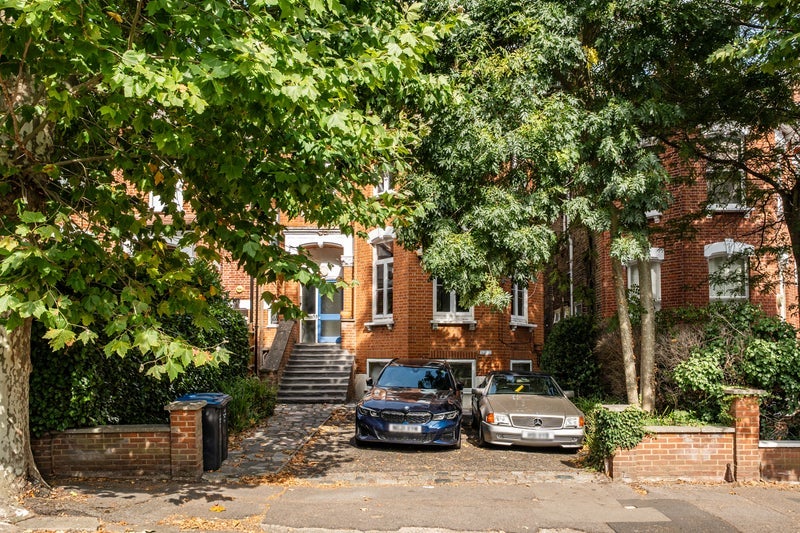 Room Christchurch Avenue in Greater London