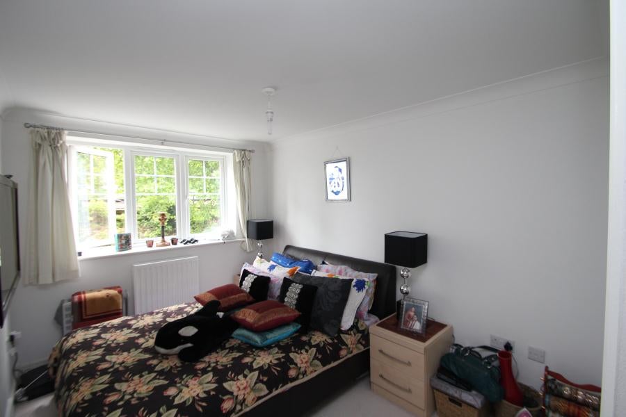 Flat Maybury Road in Woking