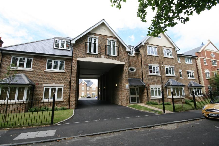 Flat Maybury Road in Woking
