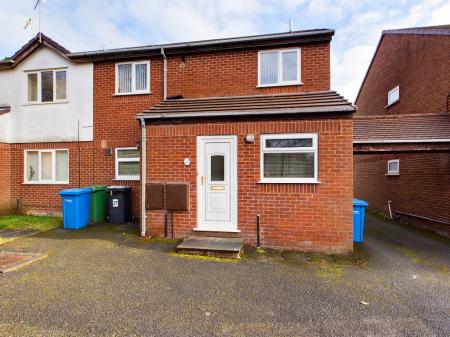 Flat Ashdown Lane in Birchwood