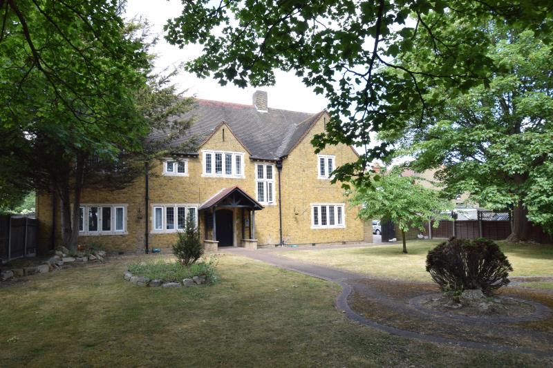 Flat Honiton Road in Southend-on-Sea