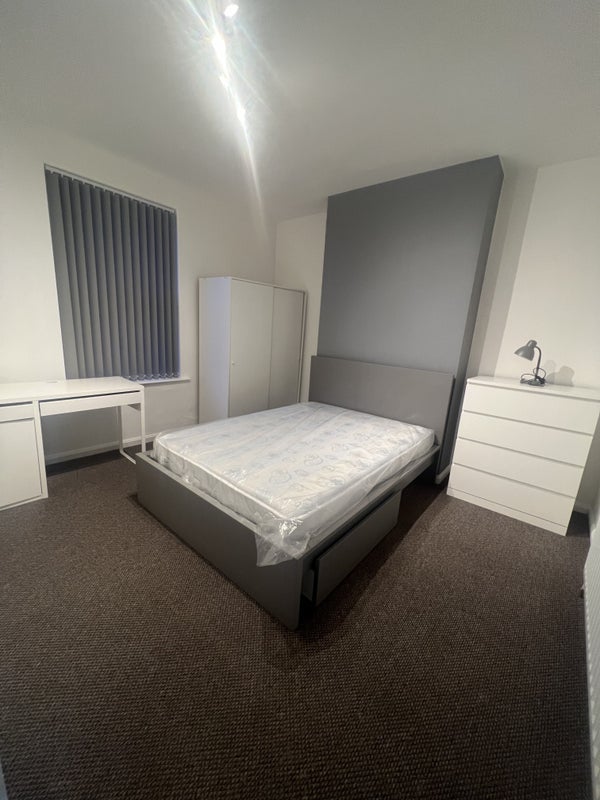 Room Blue Bell Hill Road in Nottingham