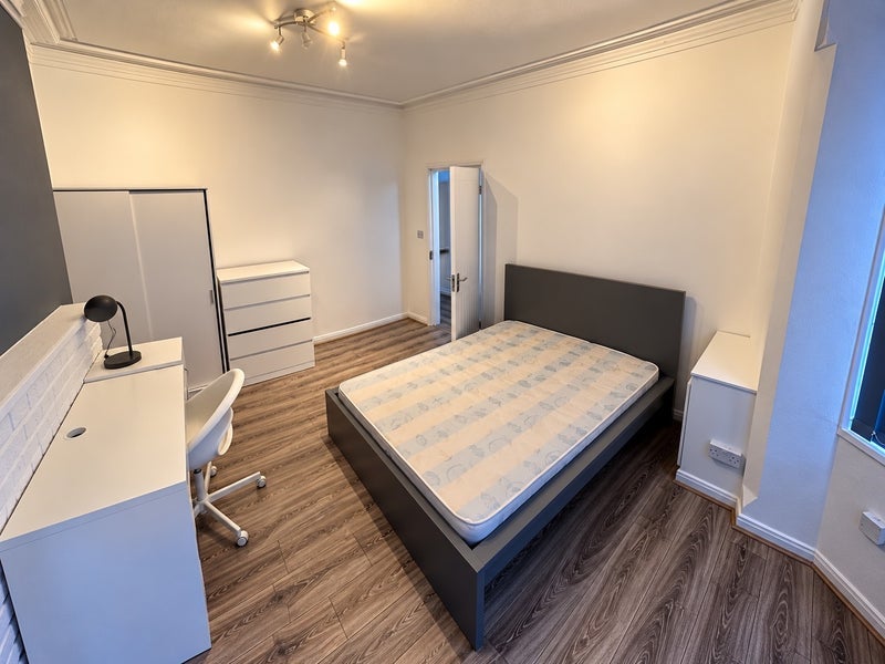 Room Blue Bell Hill Road in Nottingham
