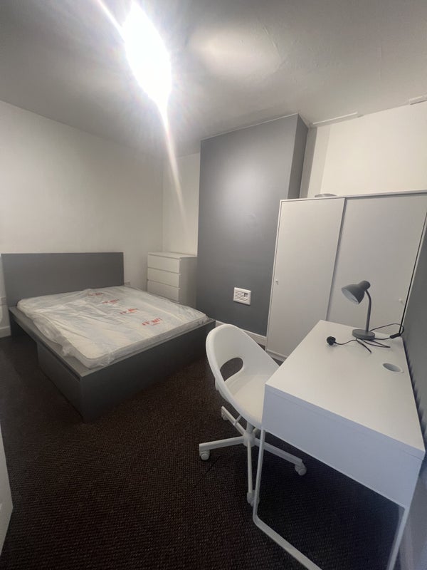 Room Blue Bell Hill Road in Nottingham