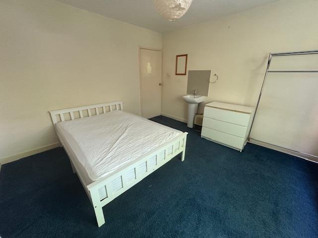 Flat Kirkstall Lane in Leeds