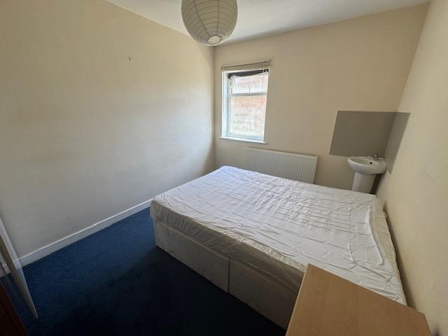 Flat Kirkstall Lane in Leeds