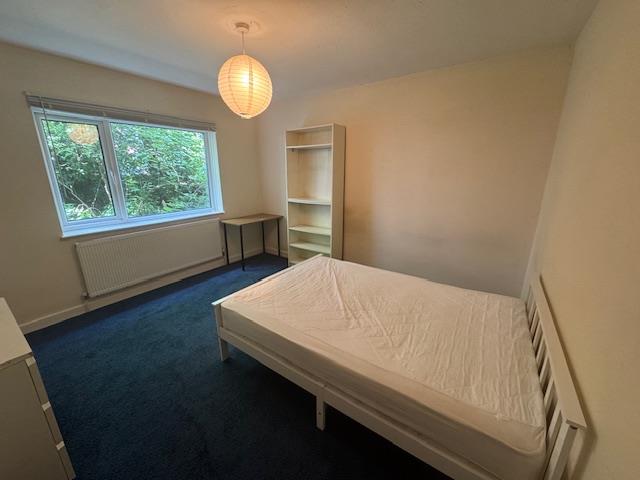 Flat Kirkstall Lane in Leeds