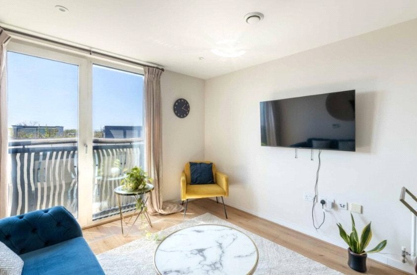 Flat Gatliff Road in City of Westminster