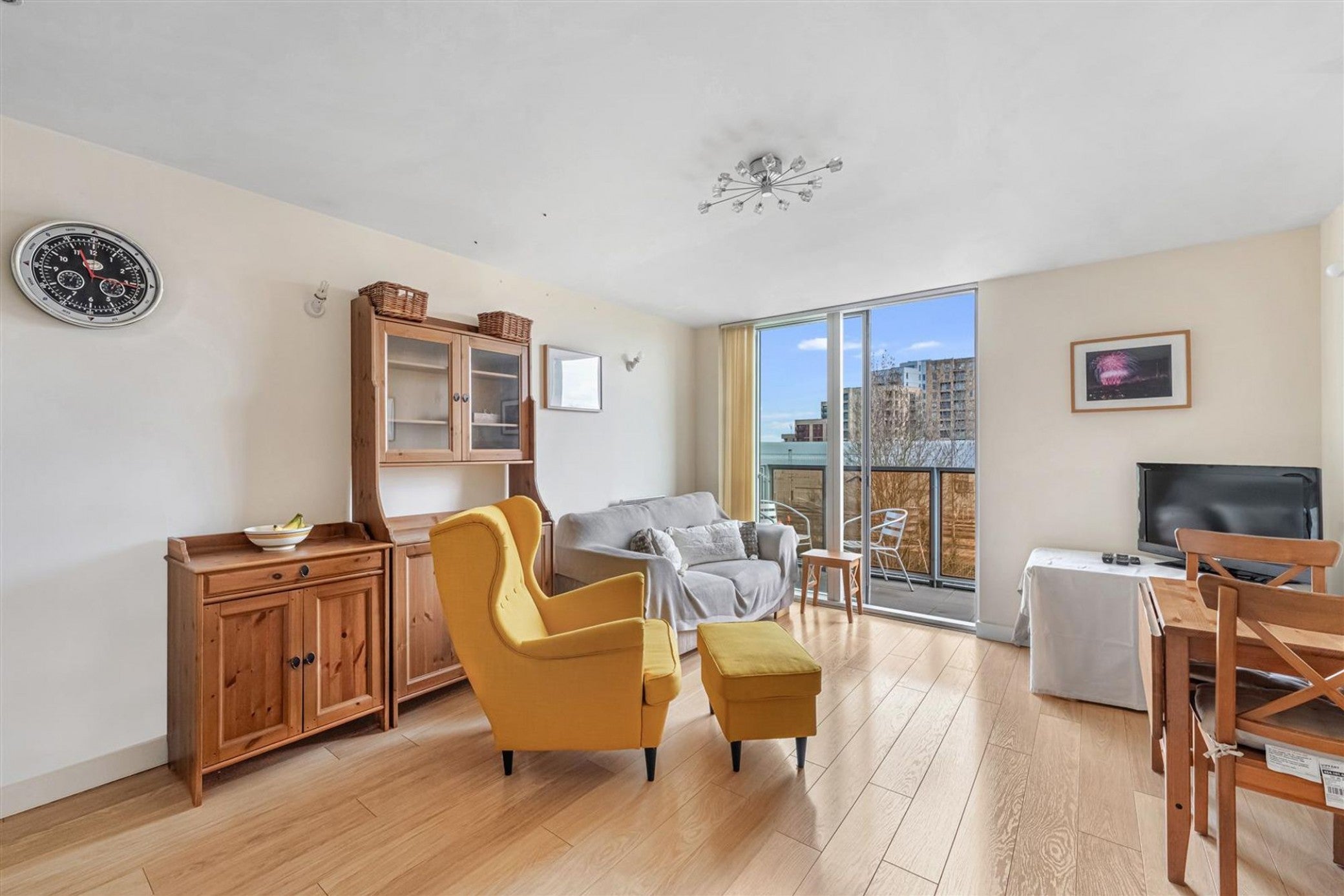 Flat Chadwell Lane in Greater London