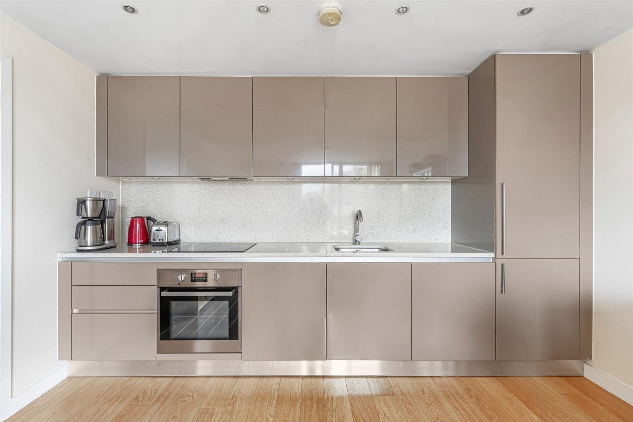 Flat Chadwell Lane in Greater London