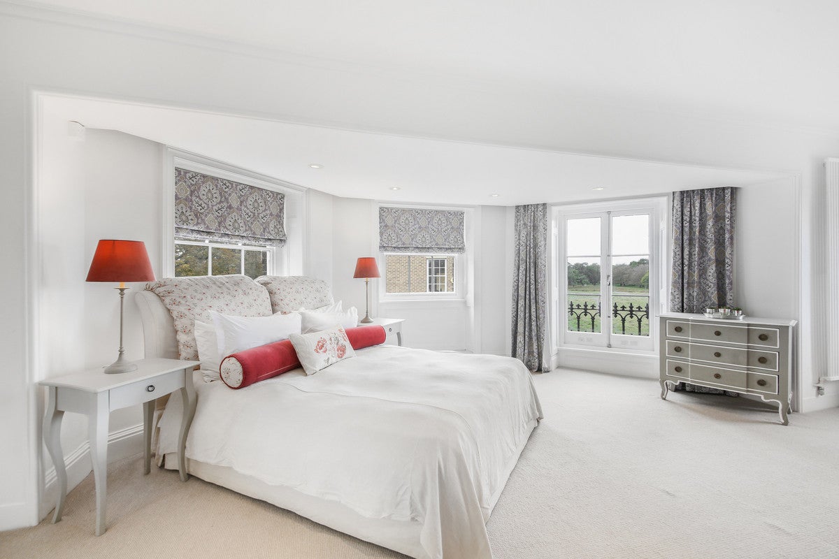 Flat Hampton Court Road in Greater London
