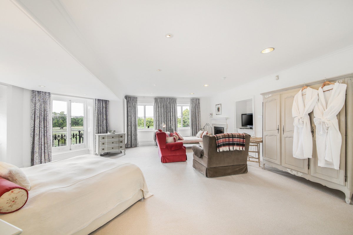 Flat Hampton Court Road in Greater London