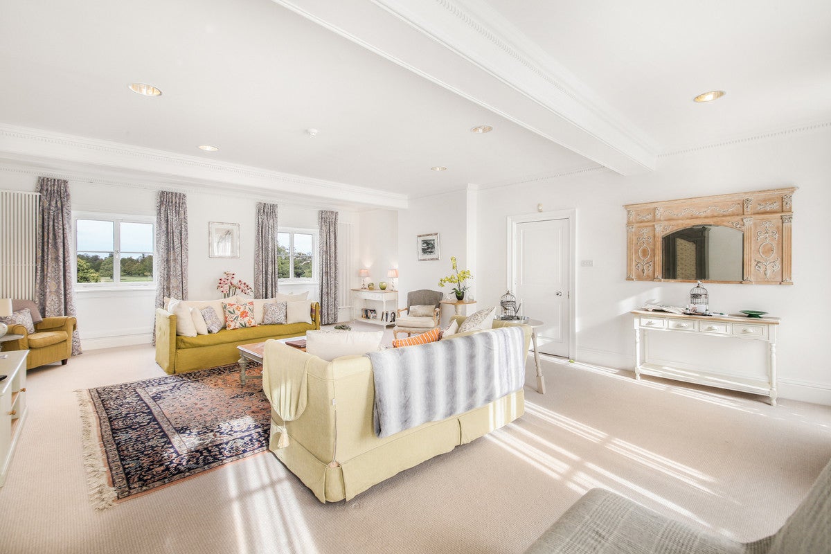 Flat Hampton Court Road in Greater London