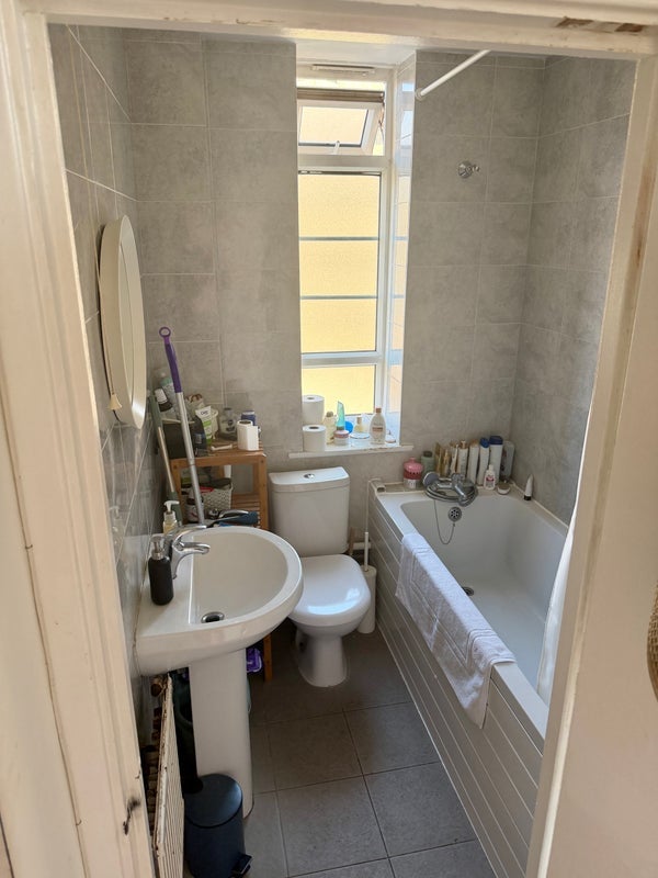 Room Swan Road in Greater London