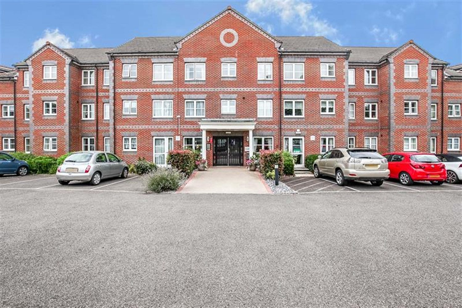 Flat Mayeswood Road in Greater London