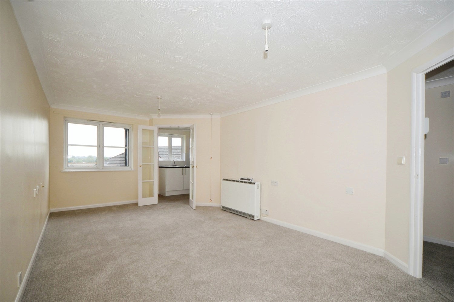 Flat Mayeswood Road in Greater London