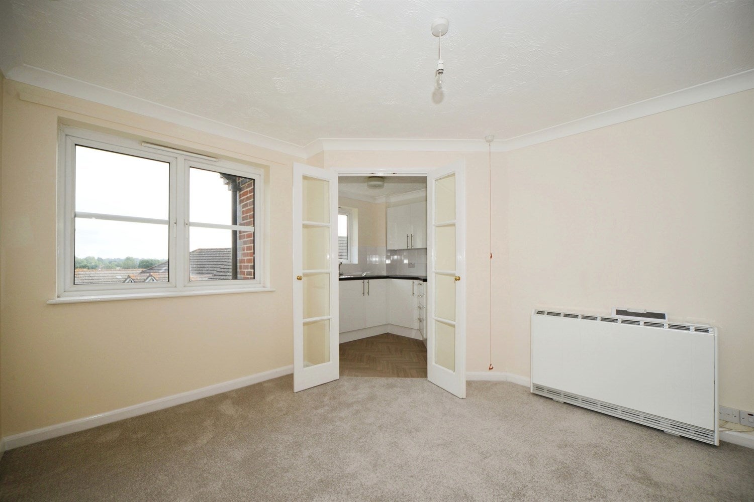 Flat Mayeswood Road in Greater London