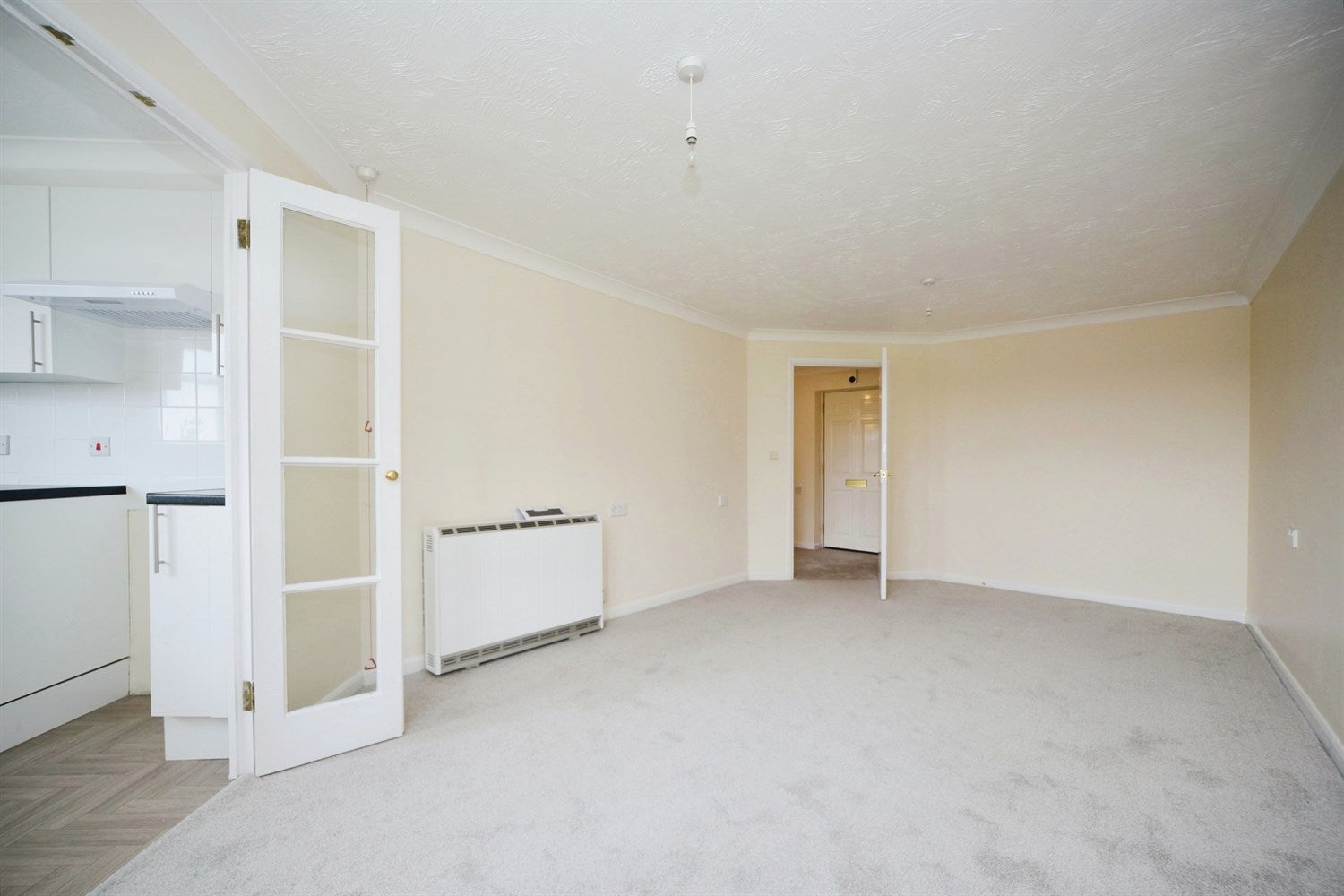 Flat Mayeswood Road in Greater London