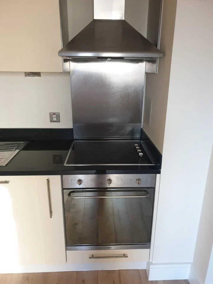 Flat Prestons Road in Greater London