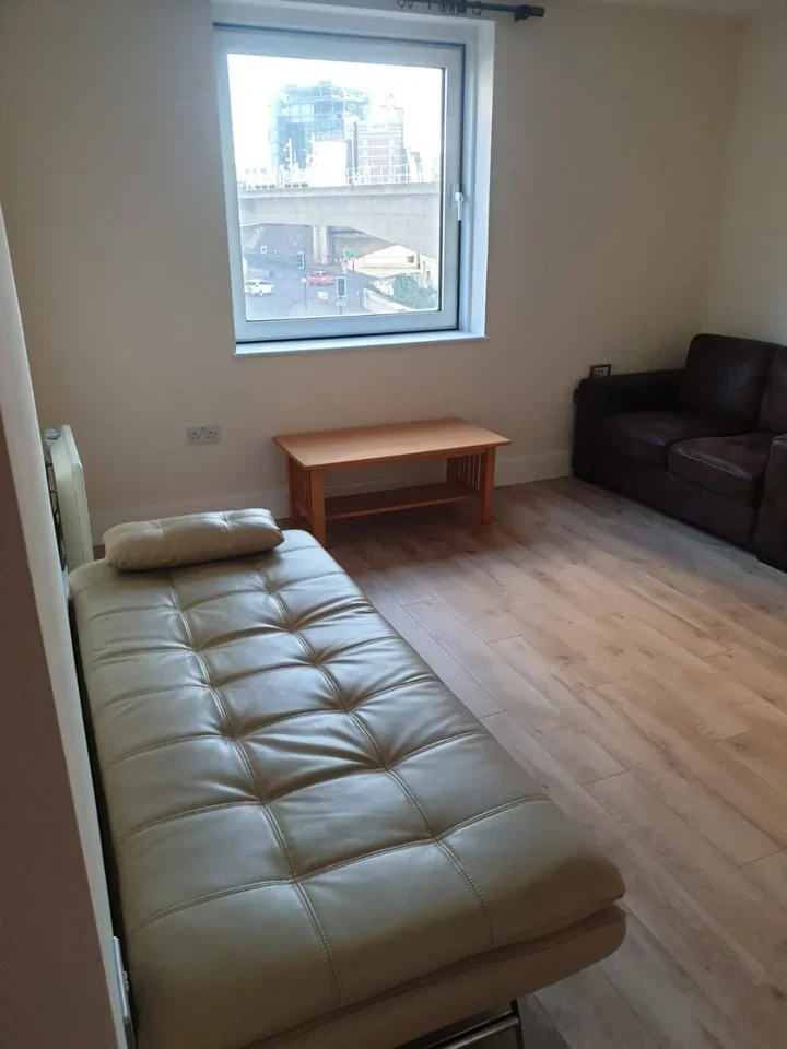 Flat Prestons Road in Greater London