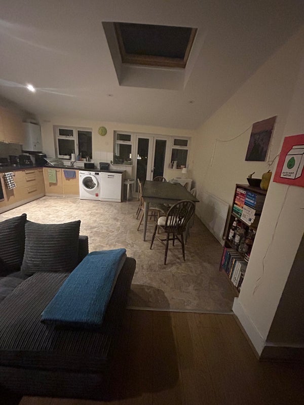Room Effra Road in Greater London