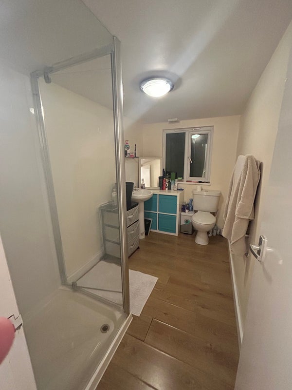 Room Effra Road in Greater London