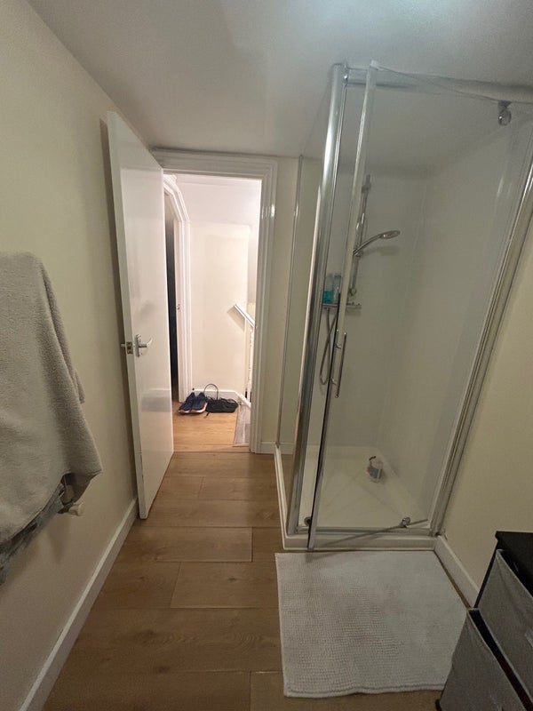 Room Effra Road in Greater London