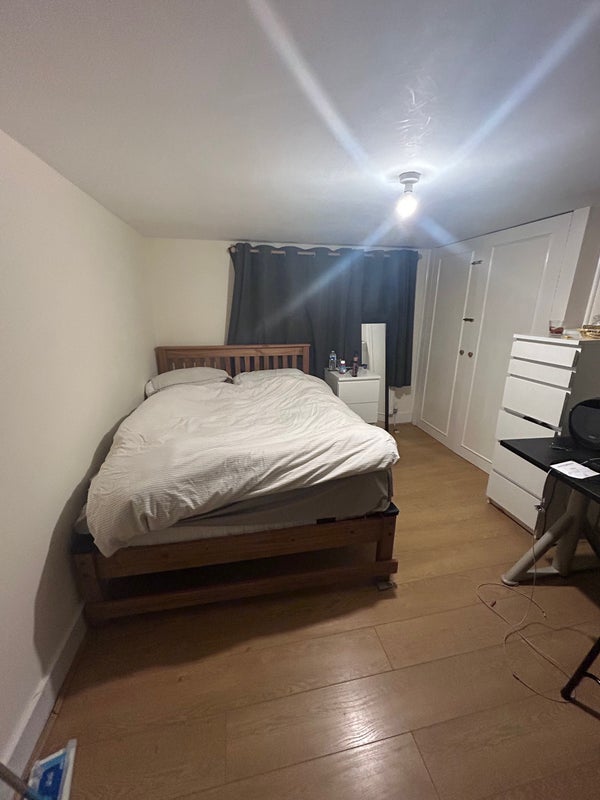 Room Effra Road in Greater London