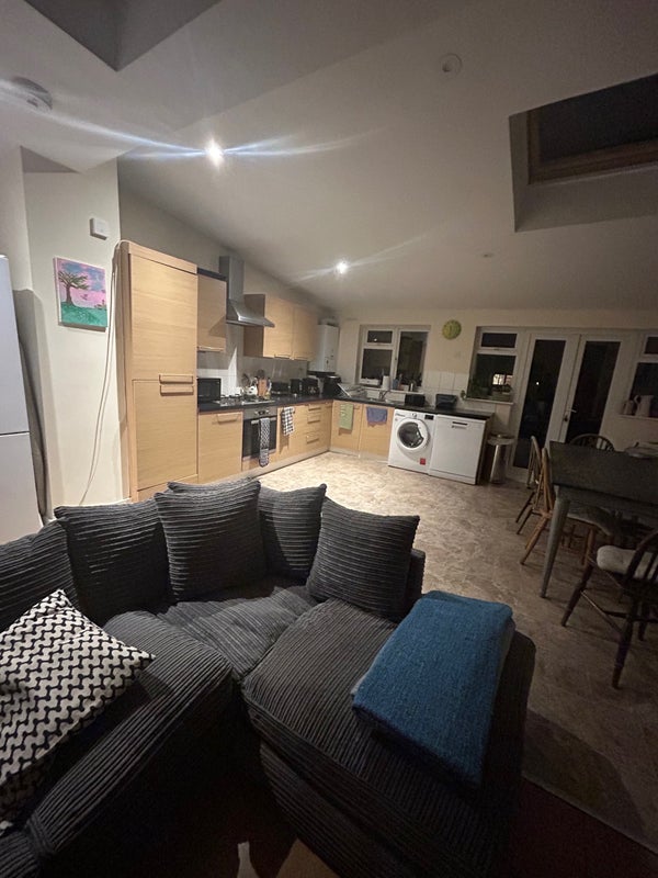 Room Effra Road in Greater London