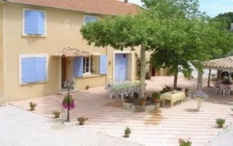 House Route de Cairanne in Saint-Roman-de-Malegarde