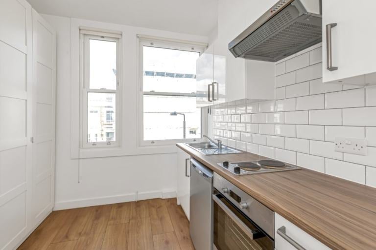 Flat Warwick Road in Greater London