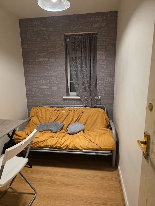 Room Sunset Road in Greater London