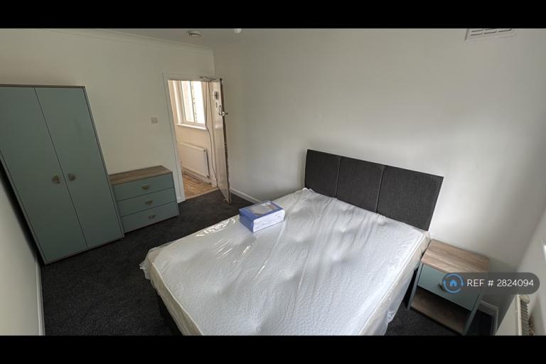 Room Sunnyside Road in Poole