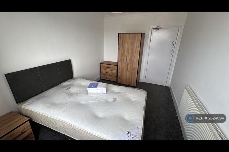Room Sunnyside Road in Poole