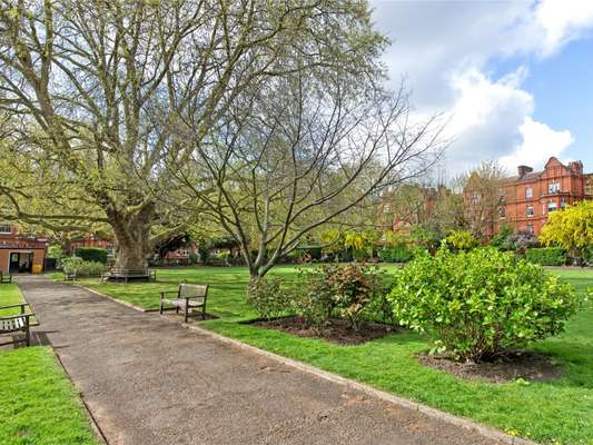 Flat Queen's Club Gardens in Greater London