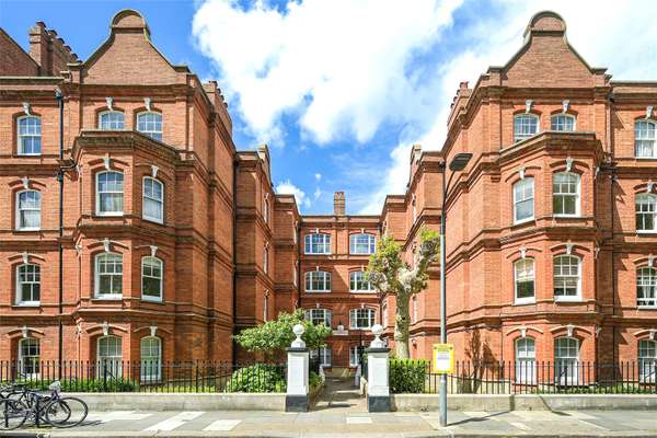 Flat Queen's Club Gardens in Greater London
