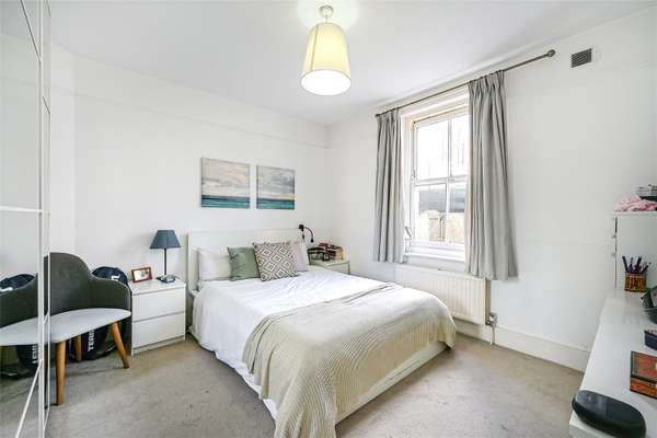 Flat Queen's Club Gardens in Greater London