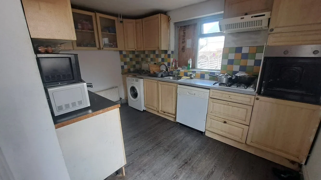 Room Manor Road in Greater London