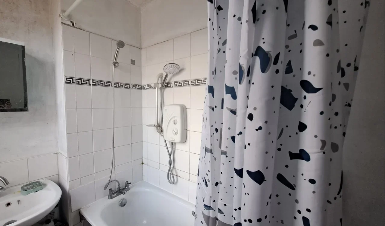 Room Manor Road in Greater London