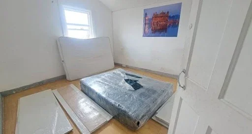 Room Manor Road in Greater London
