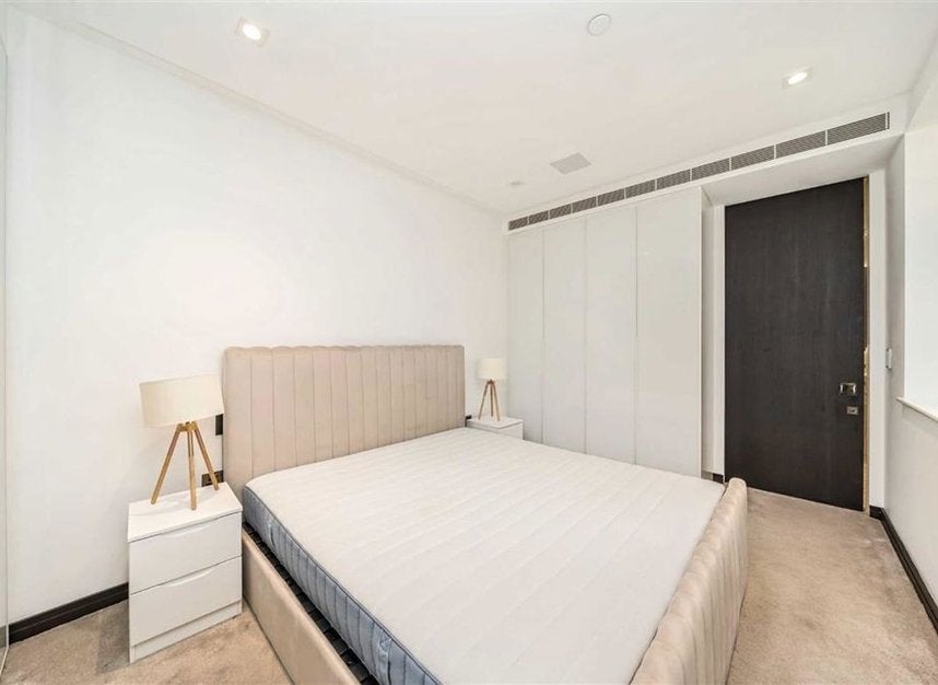 Flat Earls Way in Greater London