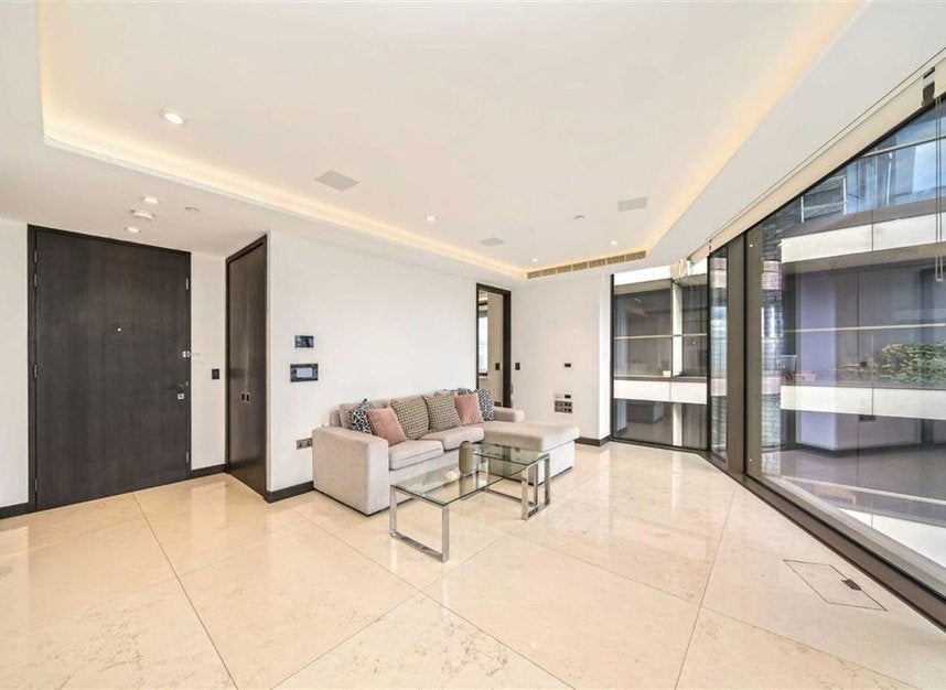 Flat Earls Way in Greater London