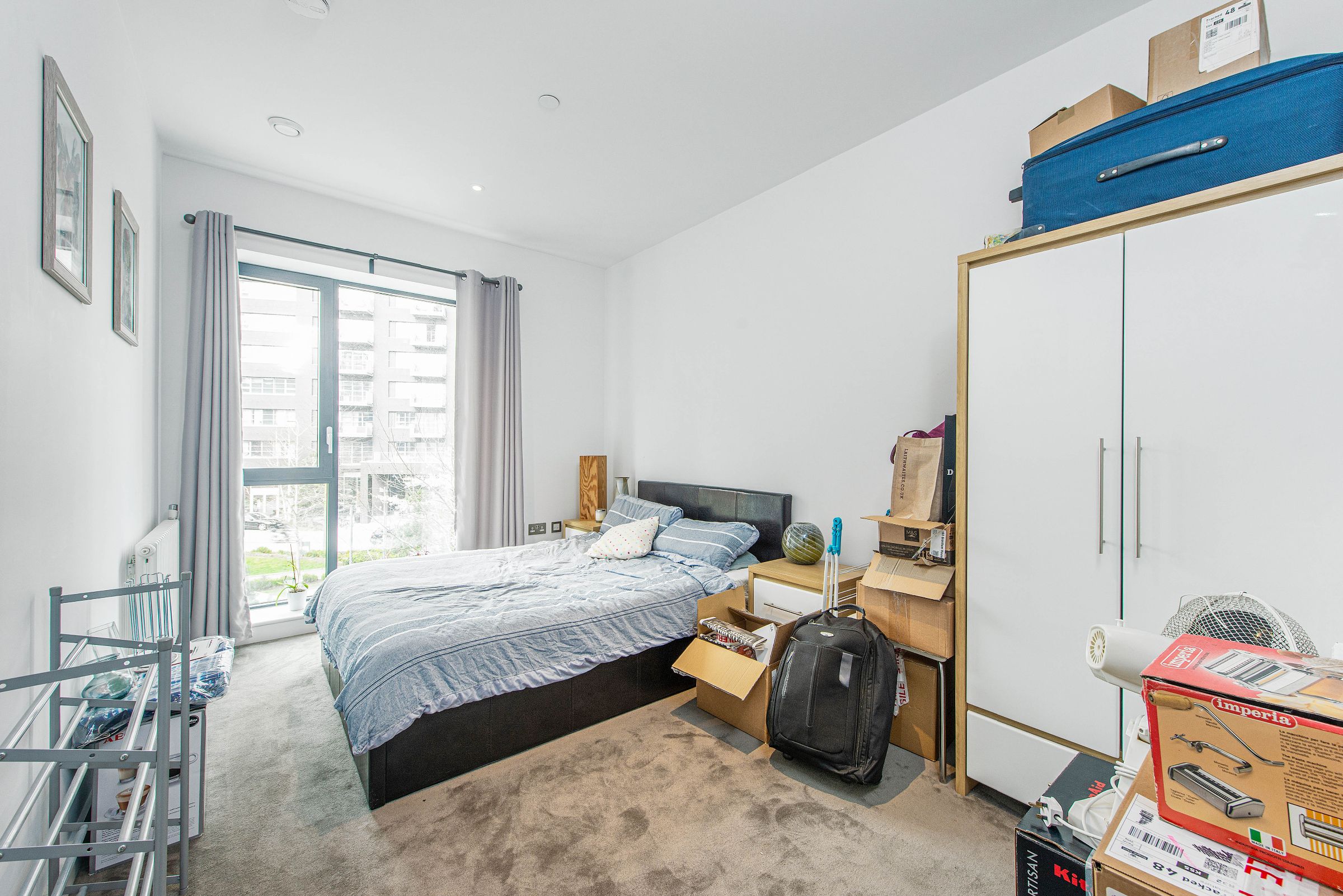Flat Botanic Square in Greater London