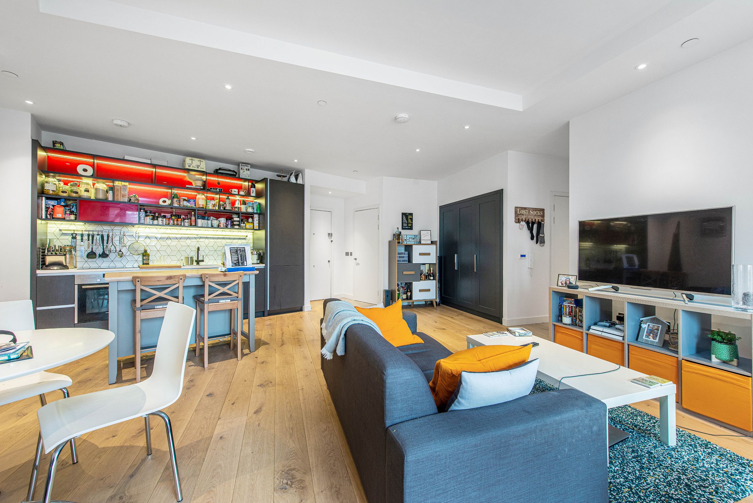 Flat Botanic Square in Greater London