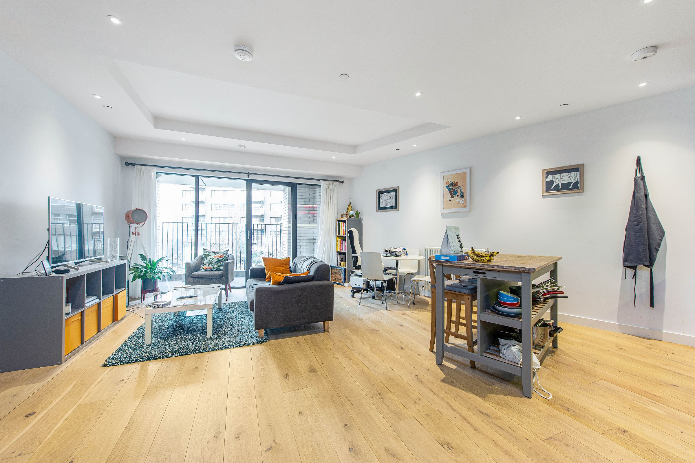 Flat Botanic Square in Greater London